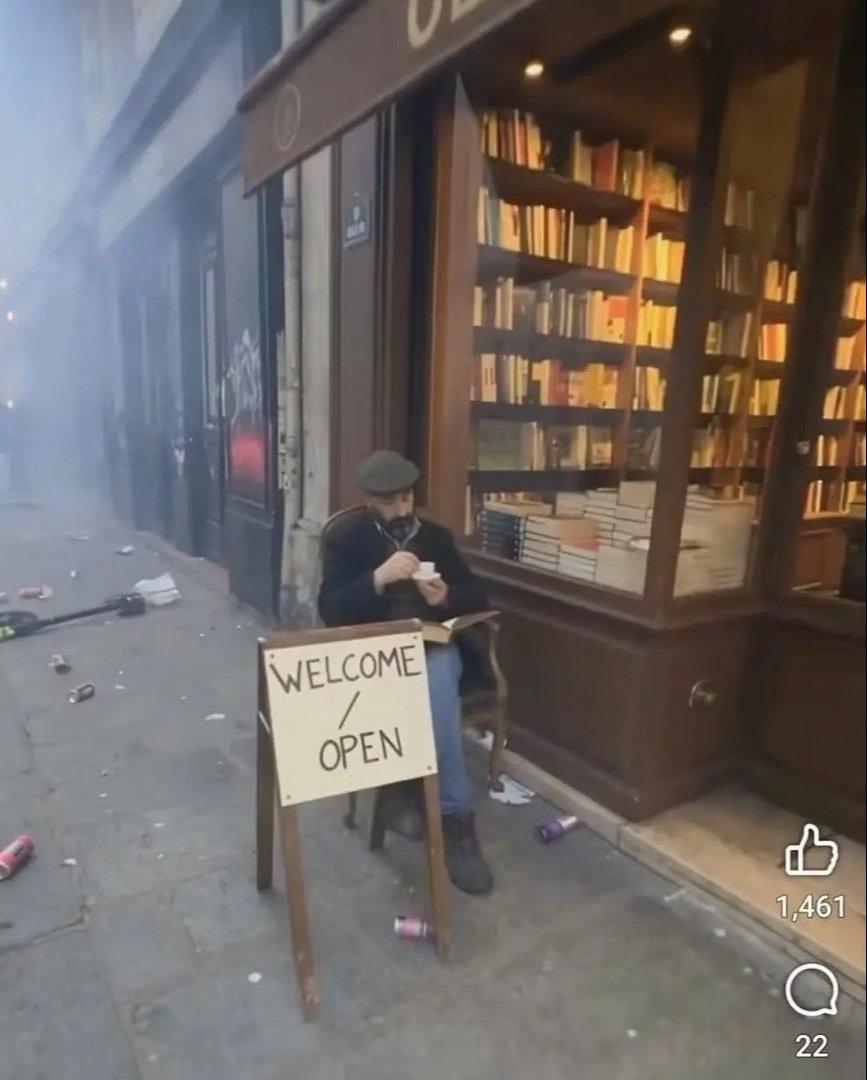 Fransa yangın yeri! Her yer yağmalandı, o dükkana kimse dokunmadı