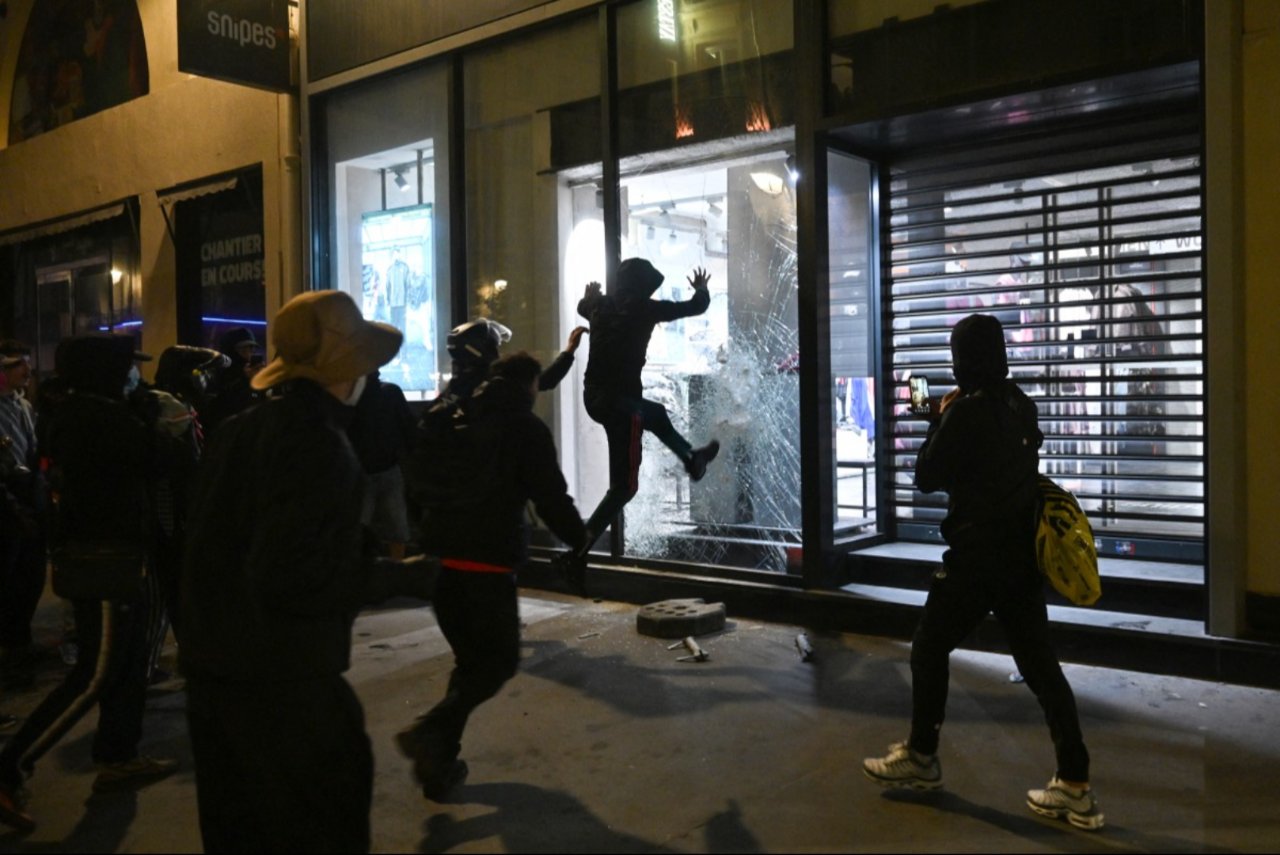 Fransa yangın yeri! Her yer yağmalandı, o dükkana kimse dokunmadı