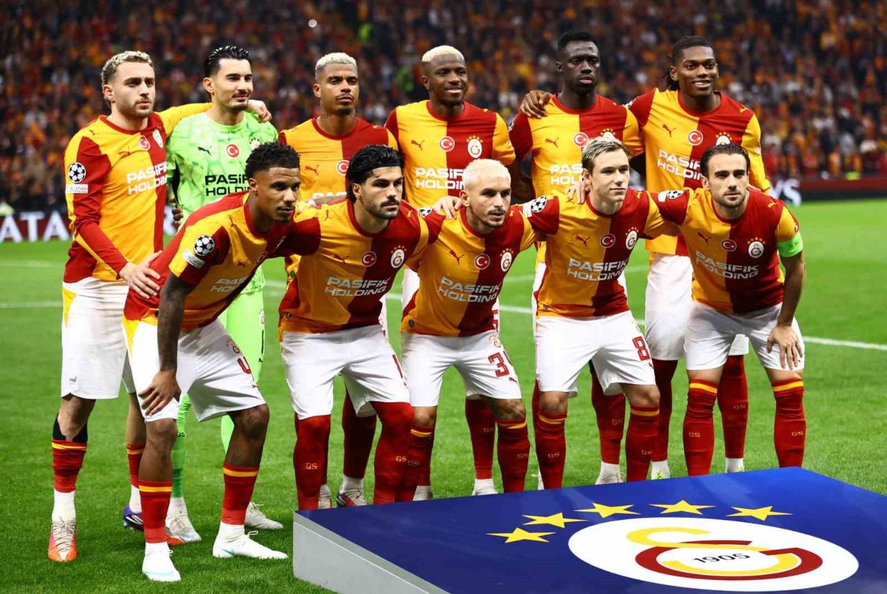 Galatasaray, Şampiyonlar Ligi'nde deplasmanda Sporting'e 3-1, Barcelona'ya da 4-1 mağlup oldu.