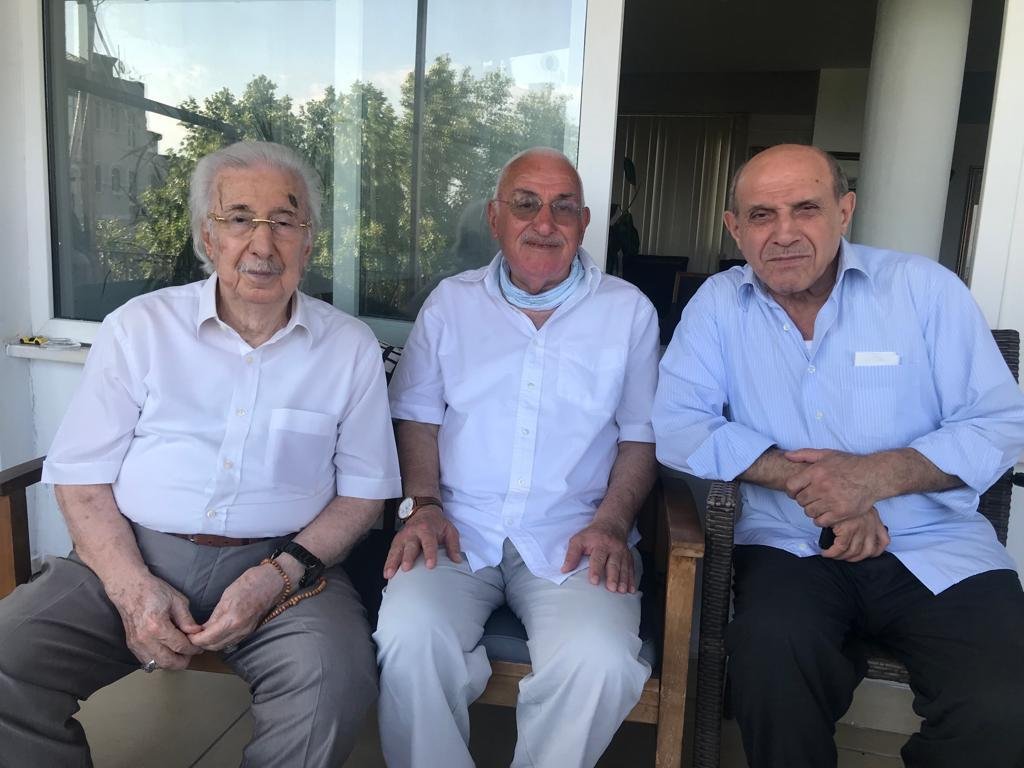 Merhum İlhan Usta (ortada), Osmanlı hanedanından kıymetli Harun Osmanoğlu (solda) ve Türkiye gazetesi Halkla İlişkilerden Emekli Lütfi Kahraman (sağda)
