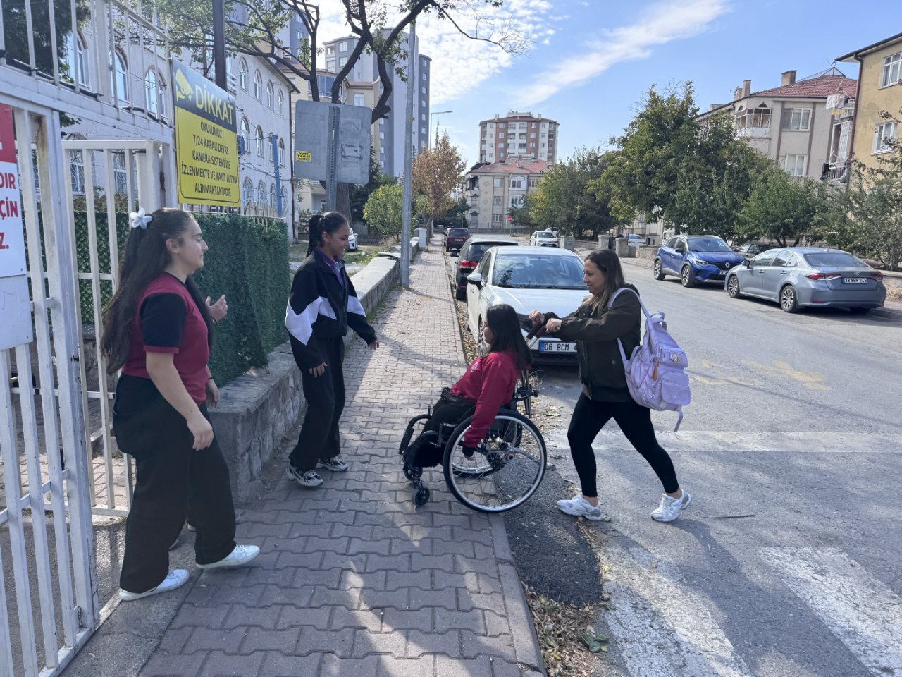 Her anında yanındalar! 14 yaşındaki bedensel engelli Ecrin’e dostlarından kalp ısıtan destek