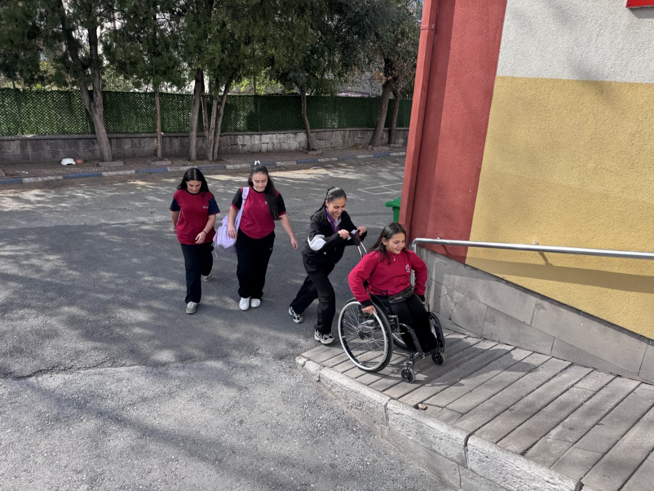 Her anında yanındalar! 14 yaşındaki bedensel engelli Ecrin’e dostlarından kalp ısıtan destek