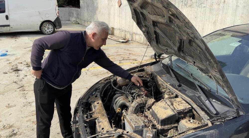 İstanbul'da sel hasarlı araçlar sanayiye getirildi... Zarar büyük: Perte çıkartacağız