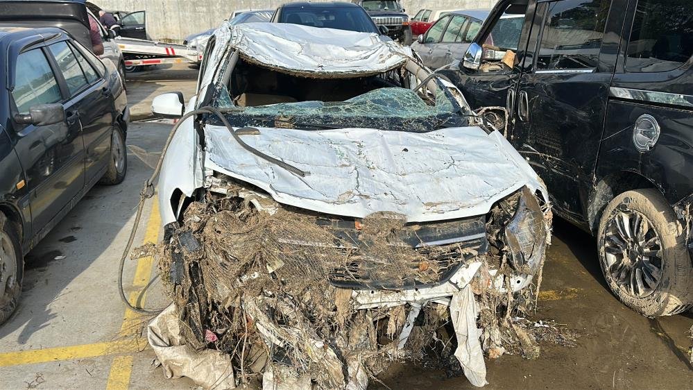 İstanbul'da sel hasarlı araçlar sanayiye getirildi... Zarar büyük: Perte çıkartacağız