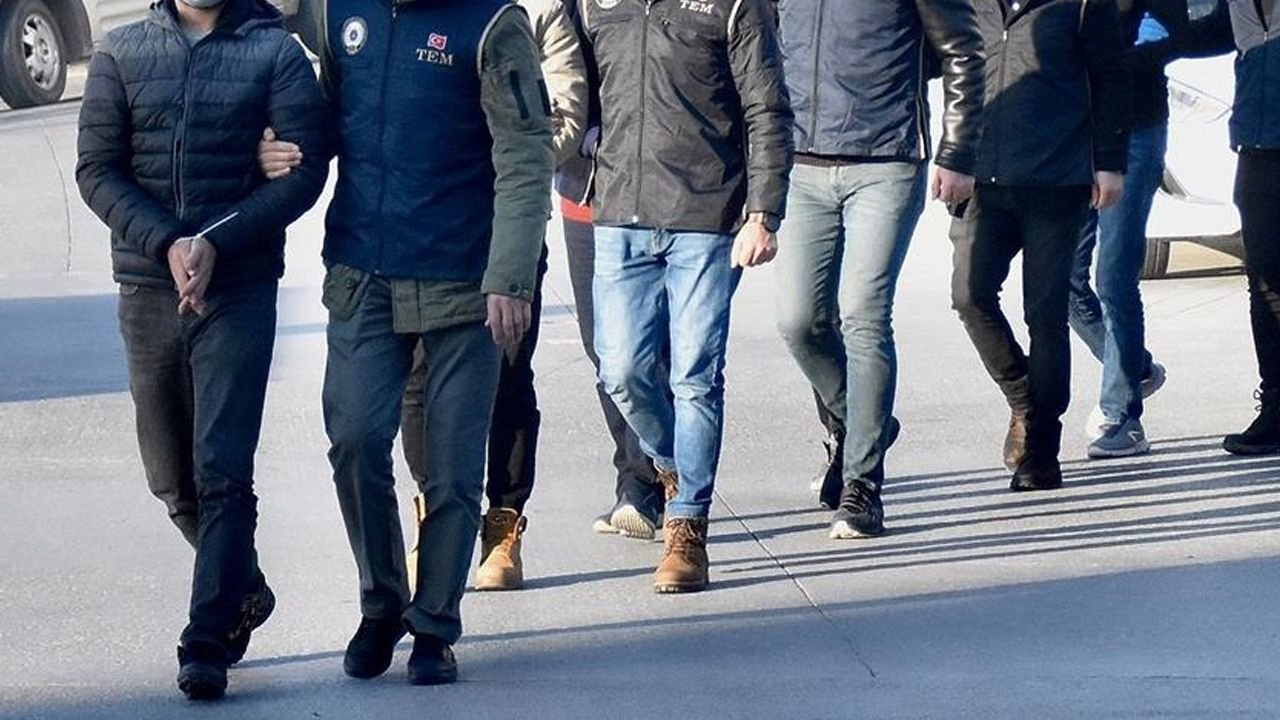 İzmir'de FETÖ operasyonu: Gözaltılar arasında ihraç polis ve öğretmen de var