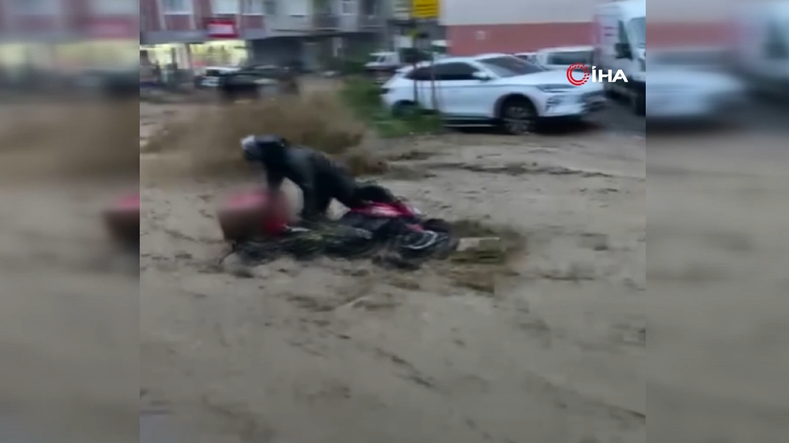 Metrelerce yokuş aşağı sürüklendi! Ayazağa’daki sel felaketinden yeni görüntü, motokuryenin zor anları