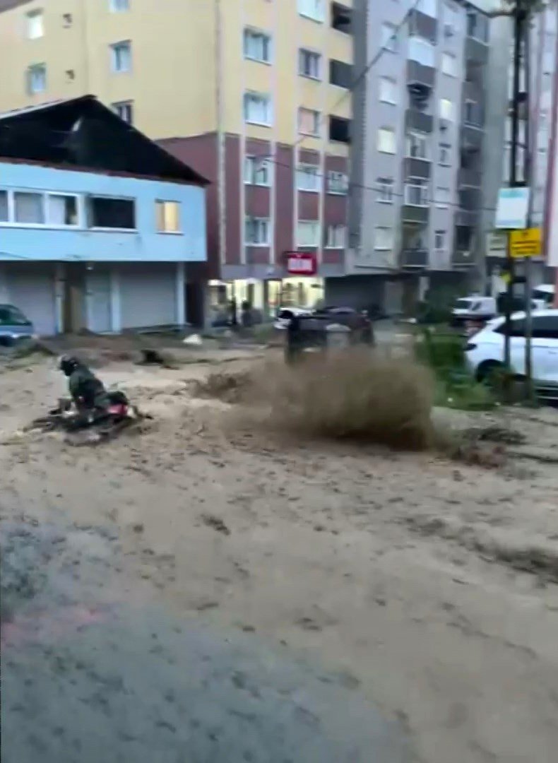 Metrelerce yokuş aşağı sürüklendi! Ayazağa’daki sel felaketinden yeni görüntü, motokuryenin zor anları