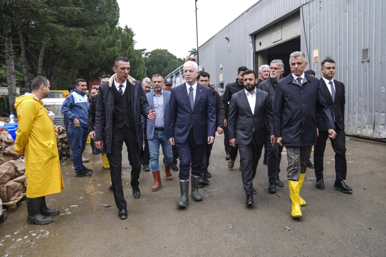 Metrelerce yokuş aşağı sürüklendi! Ayazağa’daki sel felaketinden yeni görüntü, motokuryenin zor anları