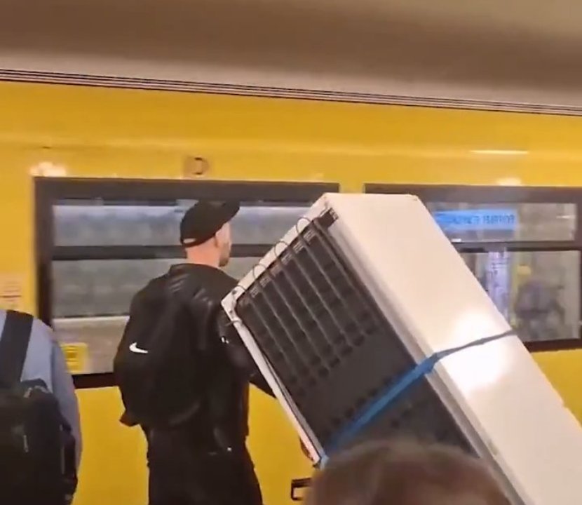 Sosyal medyada yayılan görüntülerde, buzdolabını yanında götüren kişinin metroya girmeye çalıştığı görüldü.
