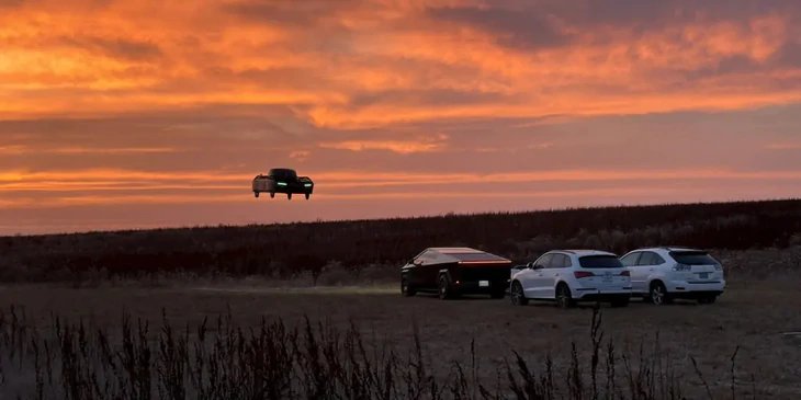 Musk sahneye çıkardı, rekabet kızıştı! Teslanın üzerinden uçurdular: 11 yıldır buradayız