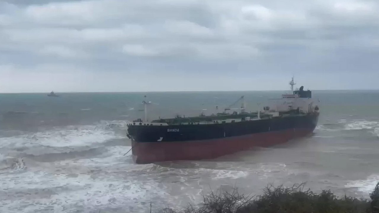 Sarıyer açıklarında kritik operasyon! Dev tanker yüzdürüldü