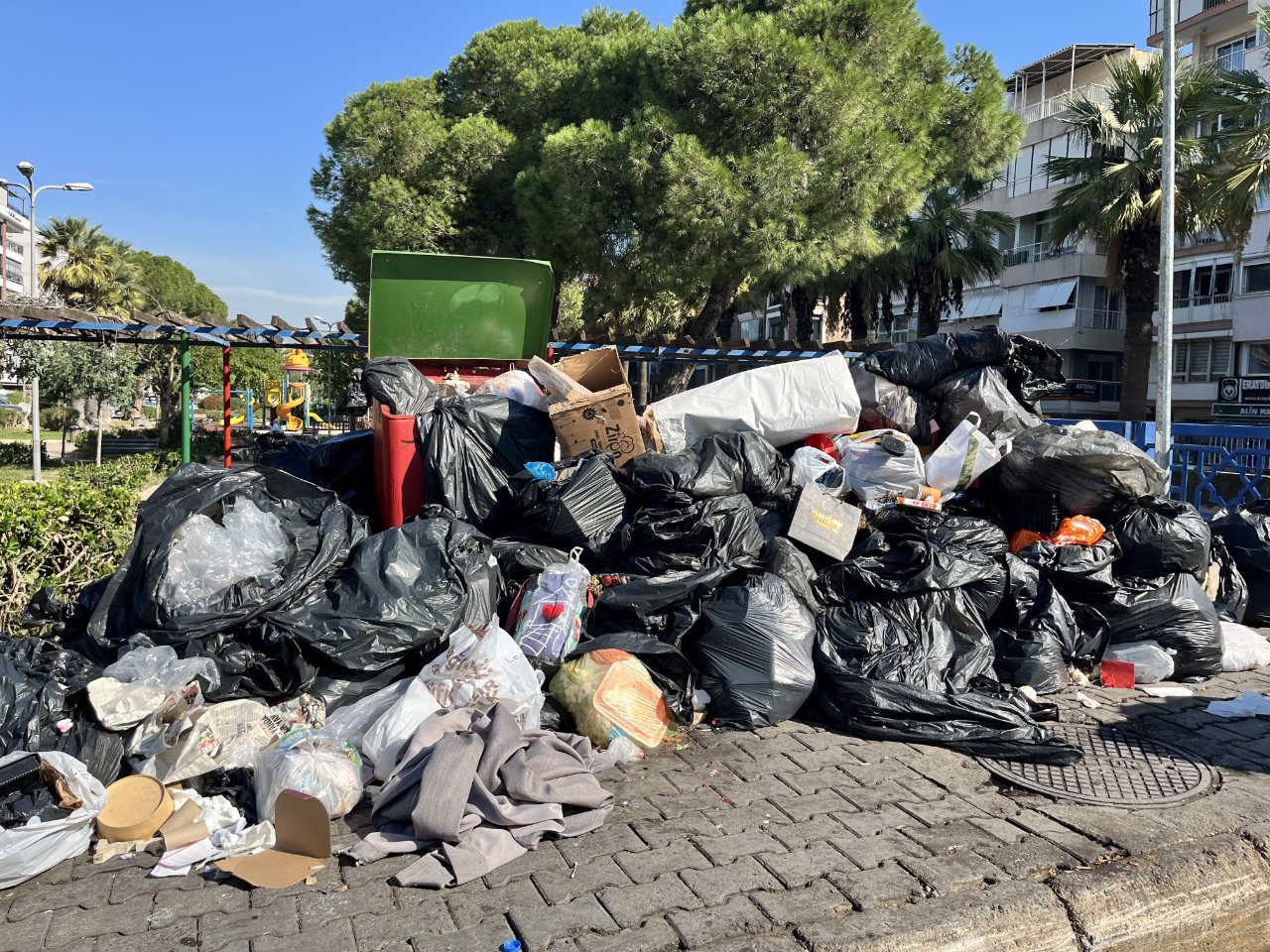 Sokaklarda fareler dolaşıyor! Çöp dağları toplanmadı, vatandaş isyan etti