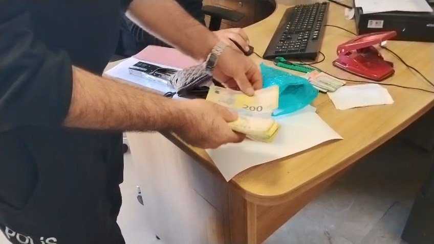 Temizlik sırasında buldu! 600 bin liralık döviz ve altını sahibine teslim etti