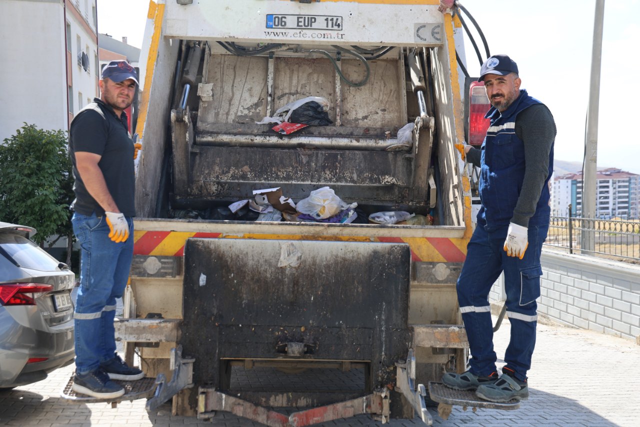 Temizlik sırasında buldu! 600 bin liralık döviz ve altını sahibine teslim etti