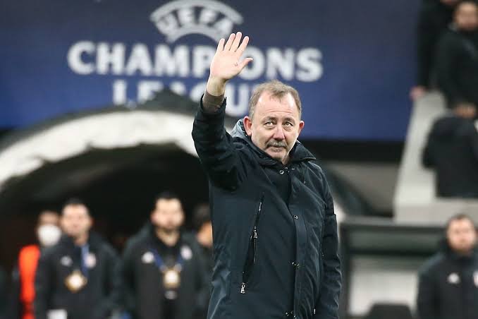 Sergen Yalçın, Beşiktaş ile 2020-2021 sezonunda Süper Lig ve Türkiye Kupası şampiyonlukları yaşadı.