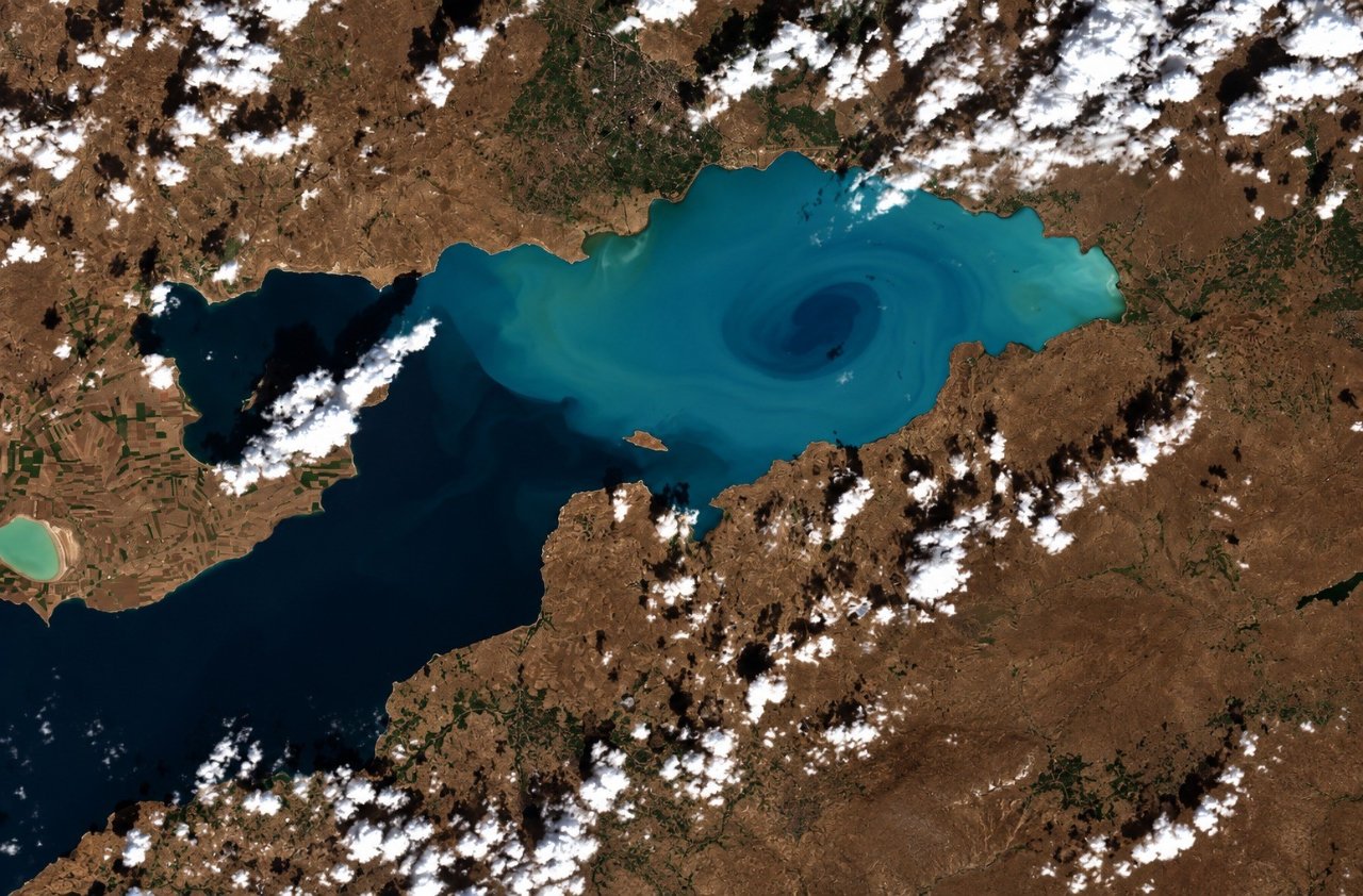 Van Gölü'nde doğanın çizdiği tablo! Ortaya çıkan ebru desenlerinin sırrı çözüldü