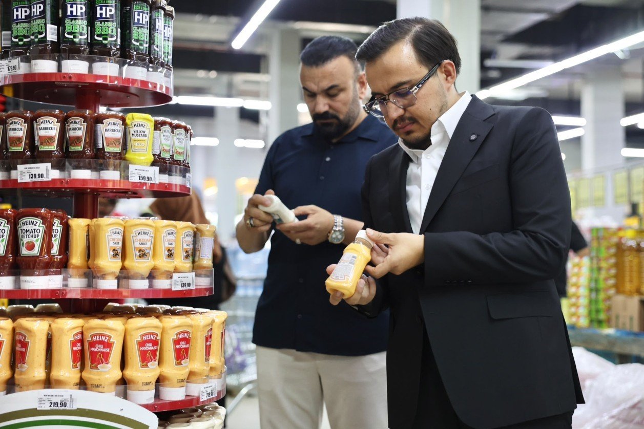 Zincir markette skandal uygulama! Müşterilerin çantalarını bantlayıp, dolaba koydurttular: Sebebi 'Pes' dedirtti