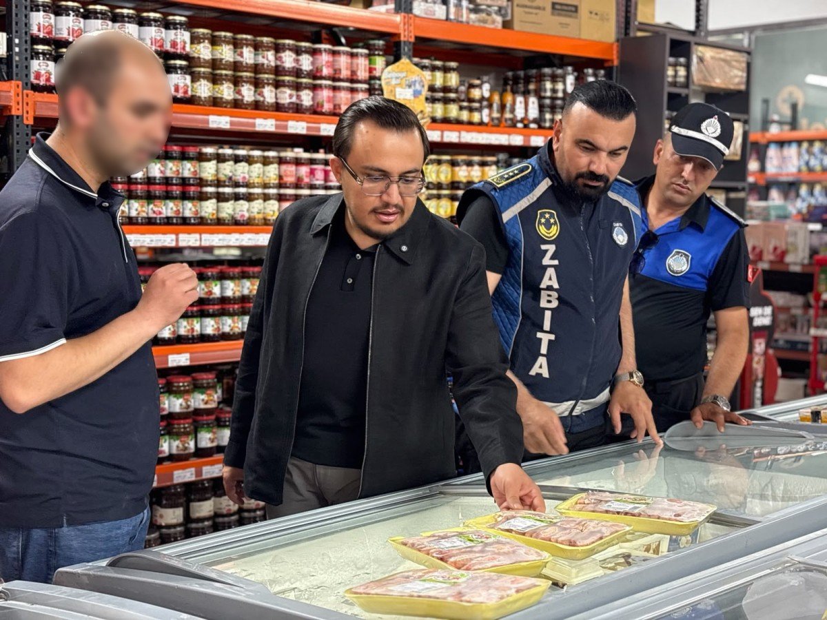 Zincir markette skandal uygulama! Müşterilerin çantalarını bantlayıp, dolaba koydurttular: Sebebi 'Pes' dedirtti