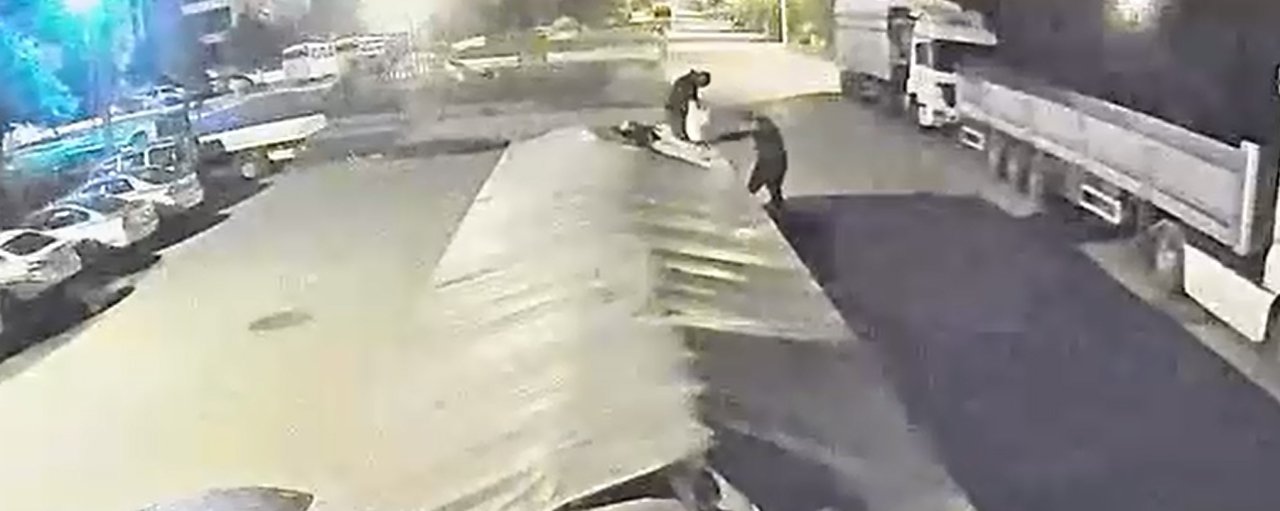 Aksaray'da film gibi hırsızlık! Tırın brandasını kesip 1 ton şekeri mopede yüklediler