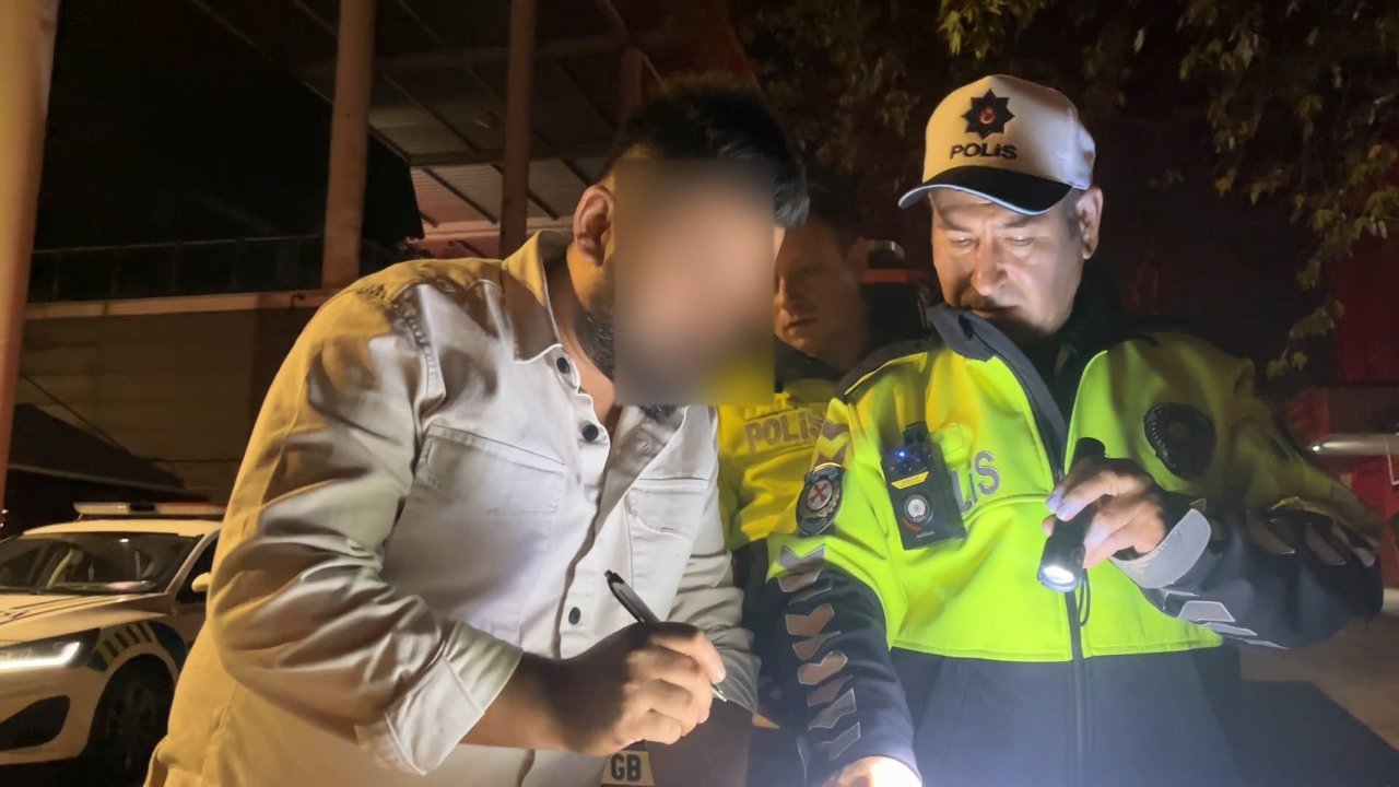 Alkollü sürücüden hadsiz istek! Ceza kağıdını imzalarken polisi ikna etmeye çalıştı: Yap bir güzellik abi
