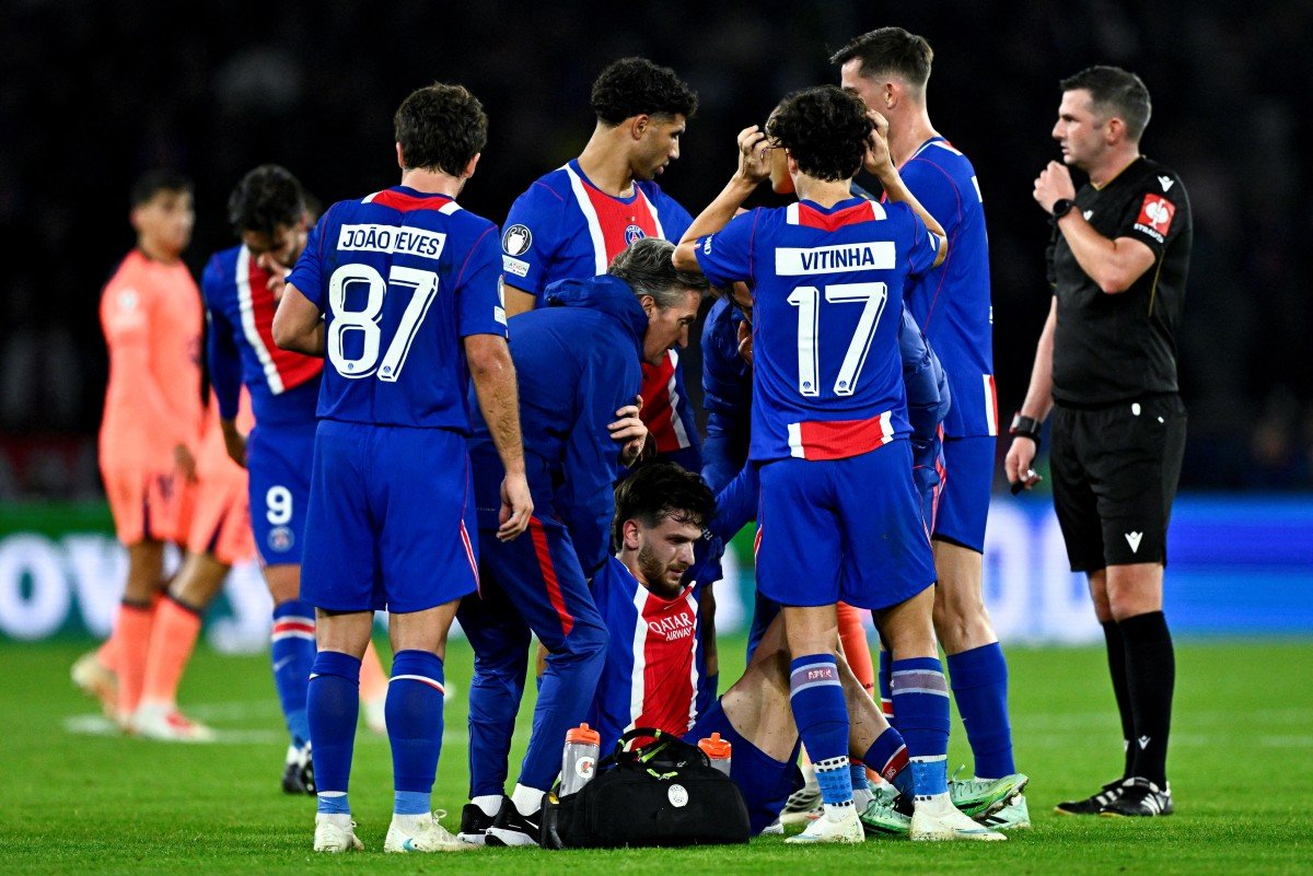 Barcelonalı Xavi Espart ile 59'uncu dakikasında girdiği mücadelede sakatlanan Khvicha Kvaratskhelia, acı içinde yerde kaldı. Sağ ayağının üzerine basamayan oyuncu, sağlık görevlilerinin yardımıyla sahayı terk etti.