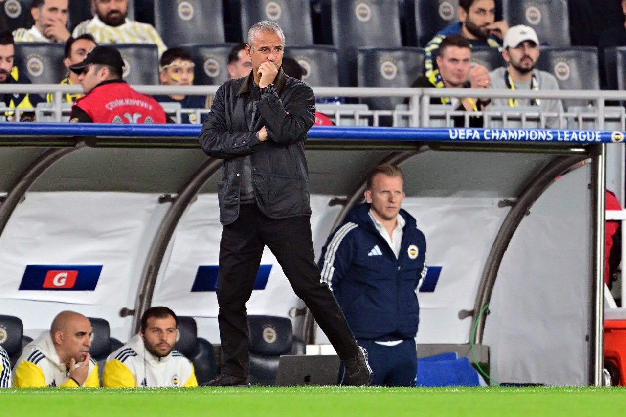 Kadıköy'de tribünler, İsmail Kartal'ı istifaya davet etti.