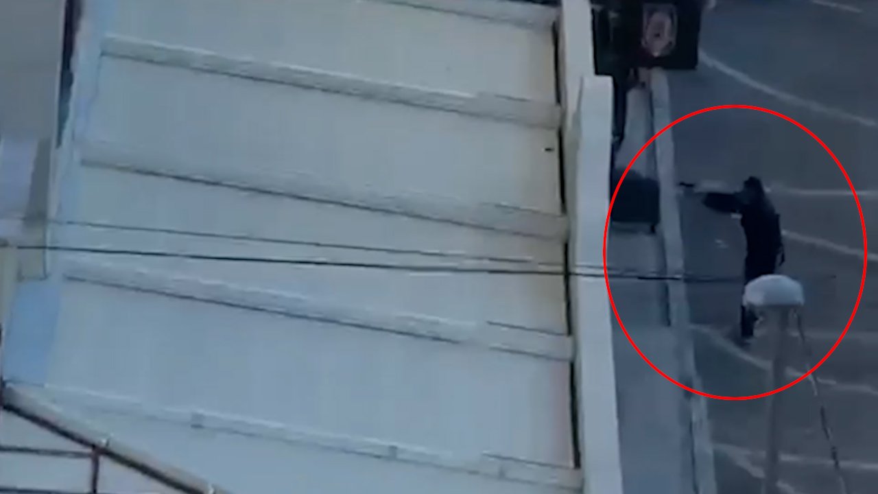 Esenyurt'ta bir dükkana kurşun yağdırdılar! O anlar cep telefonu kamerasında