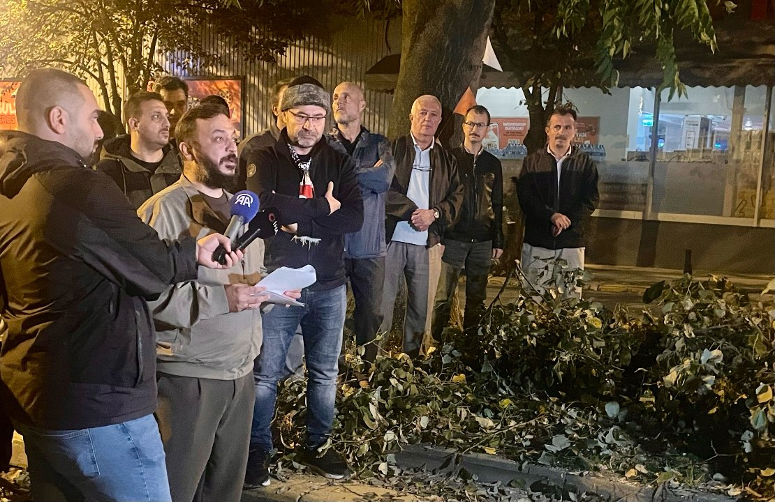 Eyüpsultan'da tramvay çalışmasına ağaç tepkisi
