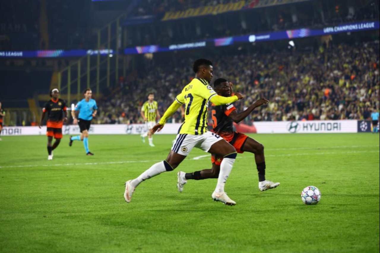 Fenerbahçe'nin son dakika şoku manşetlere çıktı: Kadıköy'de kung fu tekmesi