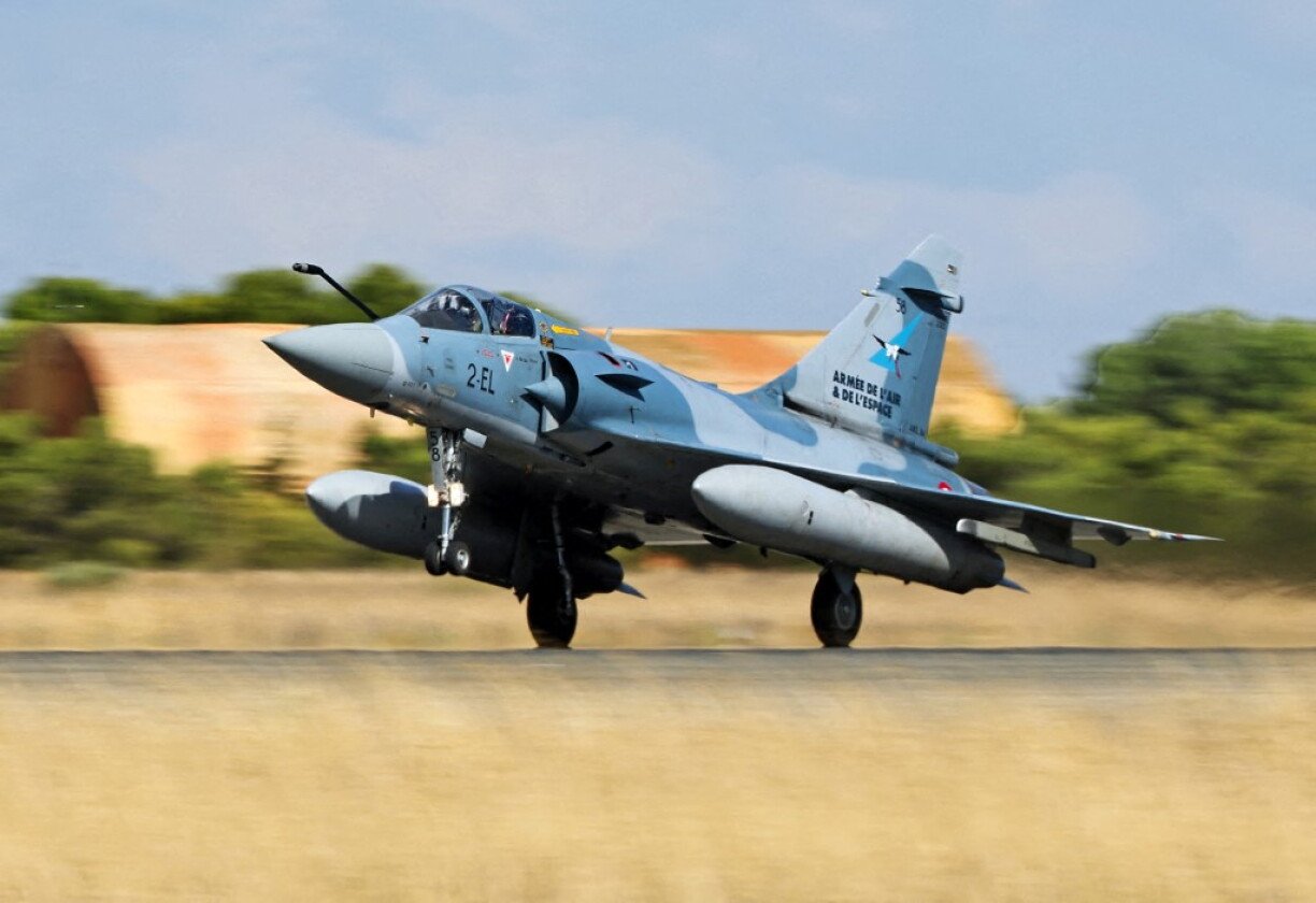 Fransız savaş uçağı yere çakıldı! Pilot öldü, diğer mürettebat üyesi aranıyor