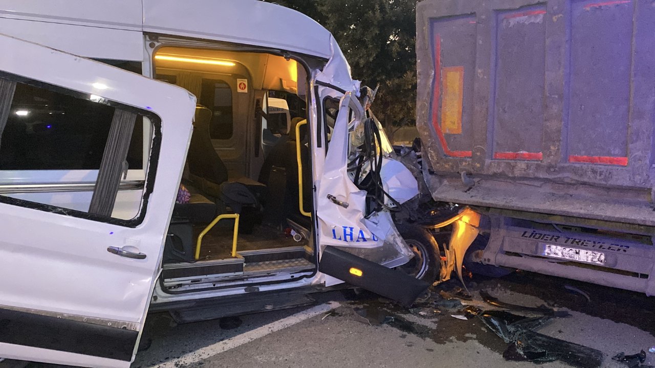 İstanbulda servis minibüsü hafriyat kamyonuna çarptı! 9 kişi yaralandı