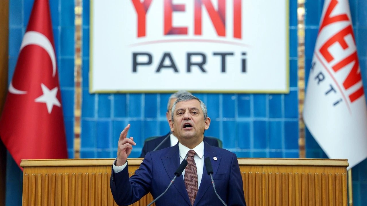 Özel, Türkiye’yi şikâyet ettiğini övünerek anlattı: “Dilim döndüğü kadar...”