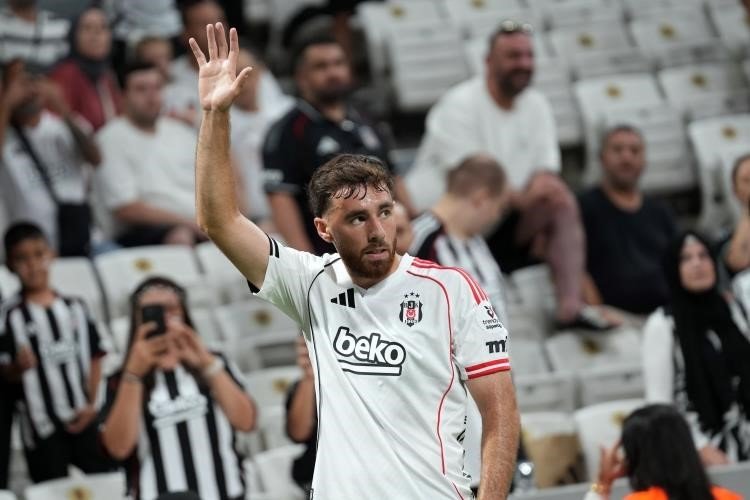 Orkun Kökçü, bu sezon 14 maçta 5 gol attı ve 4 asist yaptı.