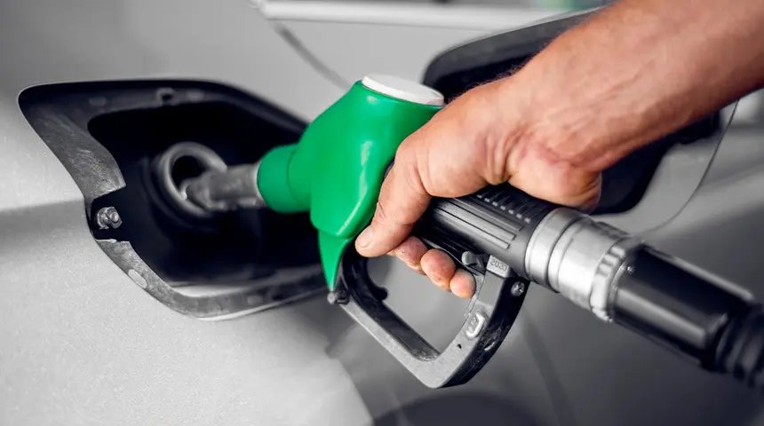 Benzin ucuzluyor, mazot direniyor! İşte pahalı motorinin 4 sebebi!