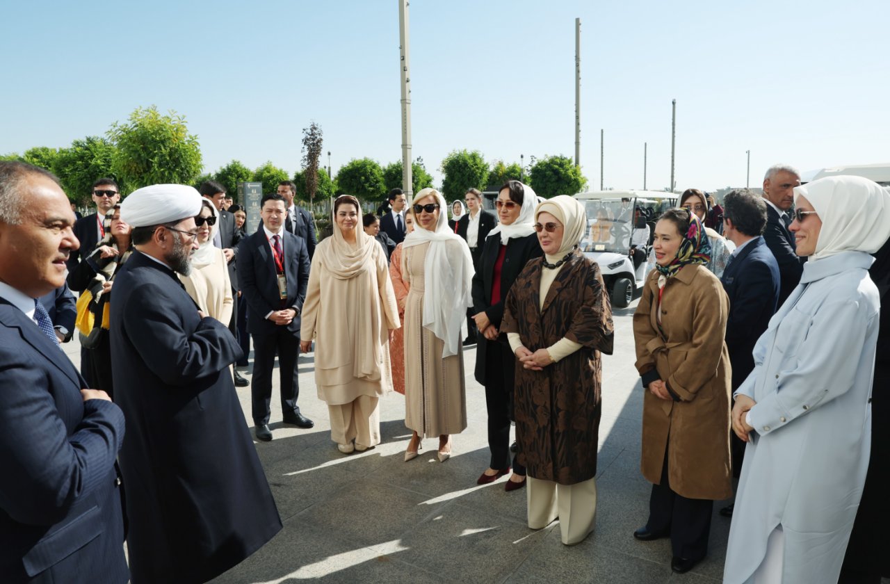 Emine Erdoğan yenilenen İmam Buhari Türbesini ziyaret etti