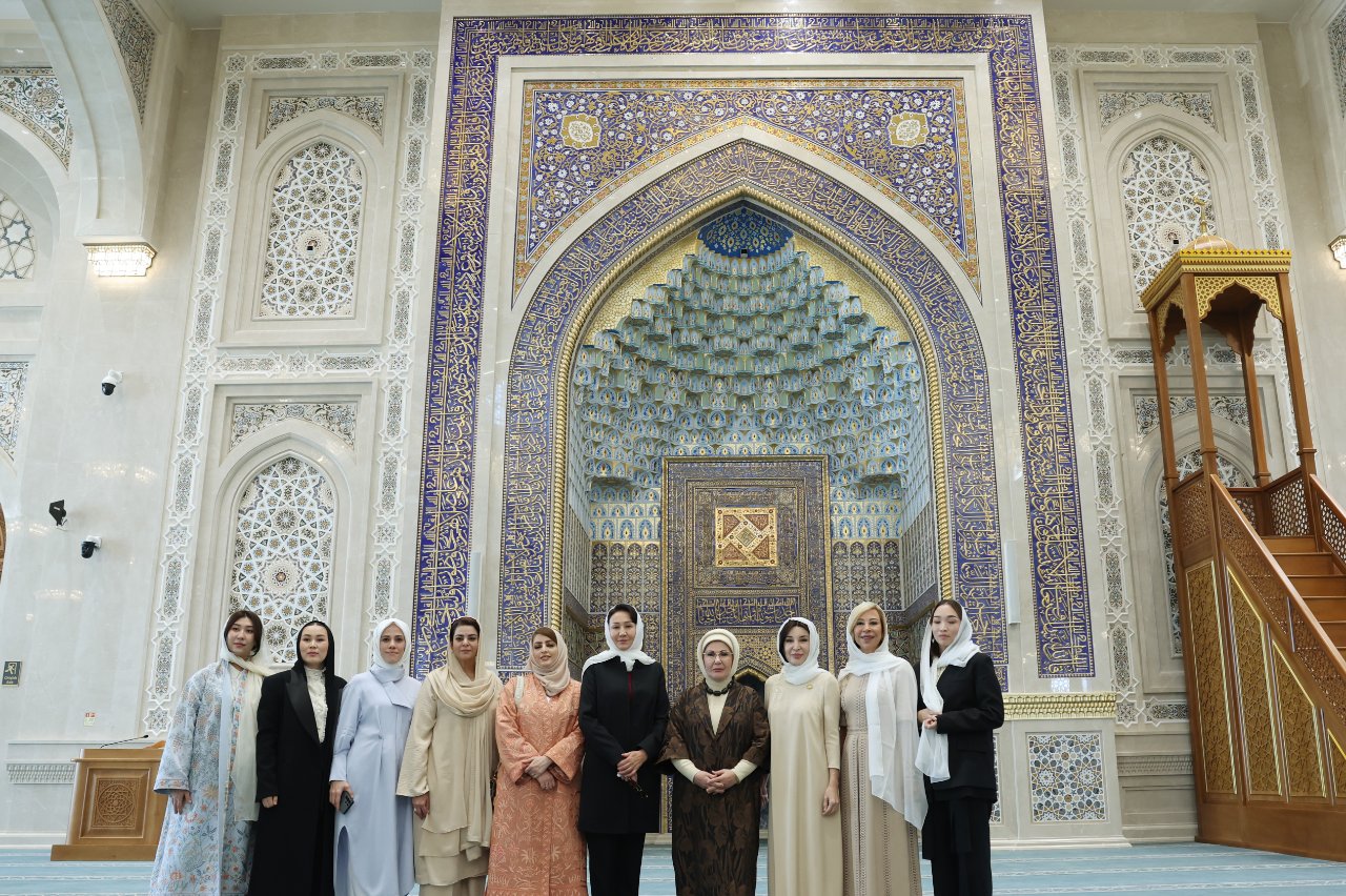 Emine Erdoğan yenilenen İmam Buhari Türbesini ziyaret etti