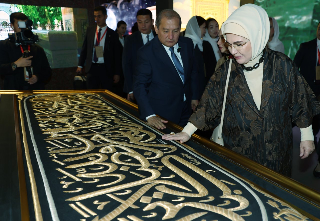 Emine Erdoğan yenilenen İmam Buhari Türbesini ziyaret etti
