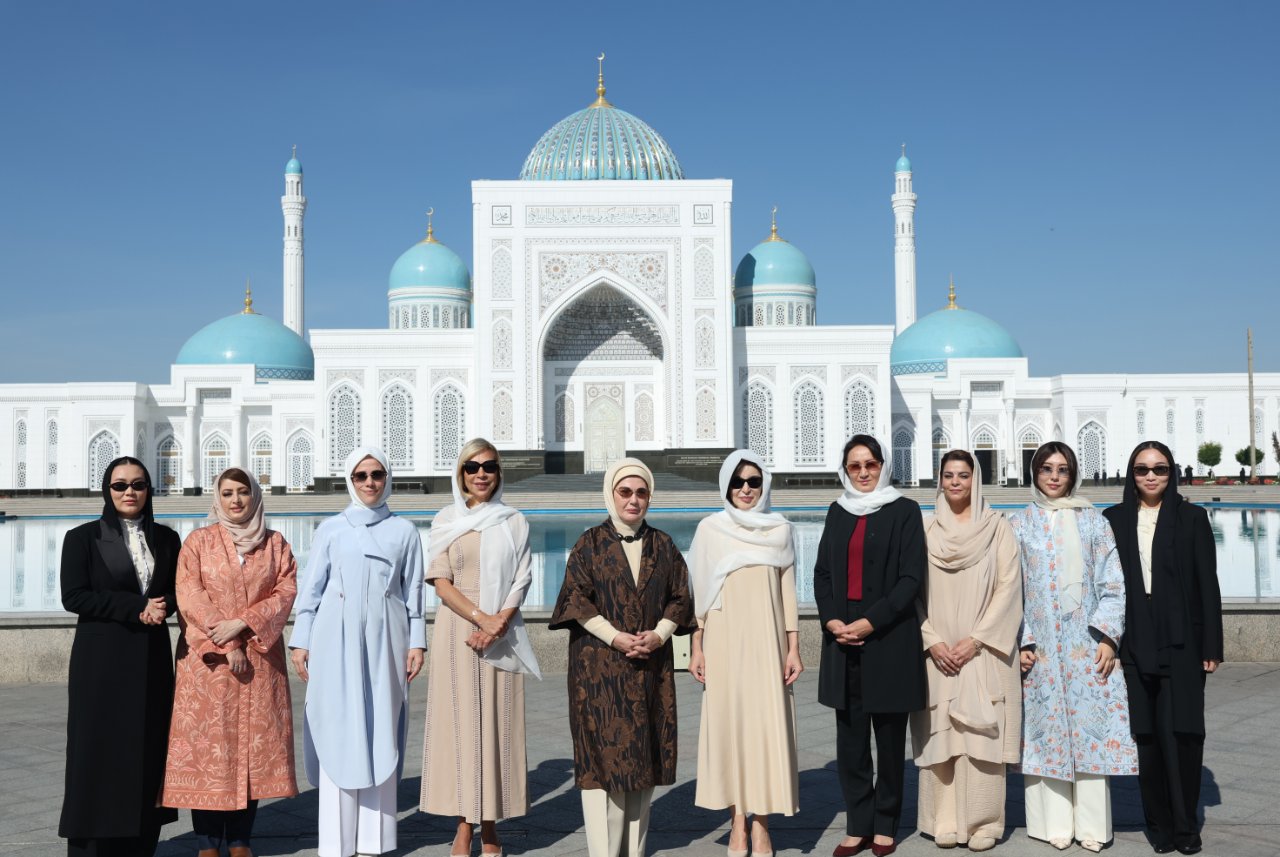 Emine Erdoğan yenilenen İmam Buhari Türbesini ziyaret etti