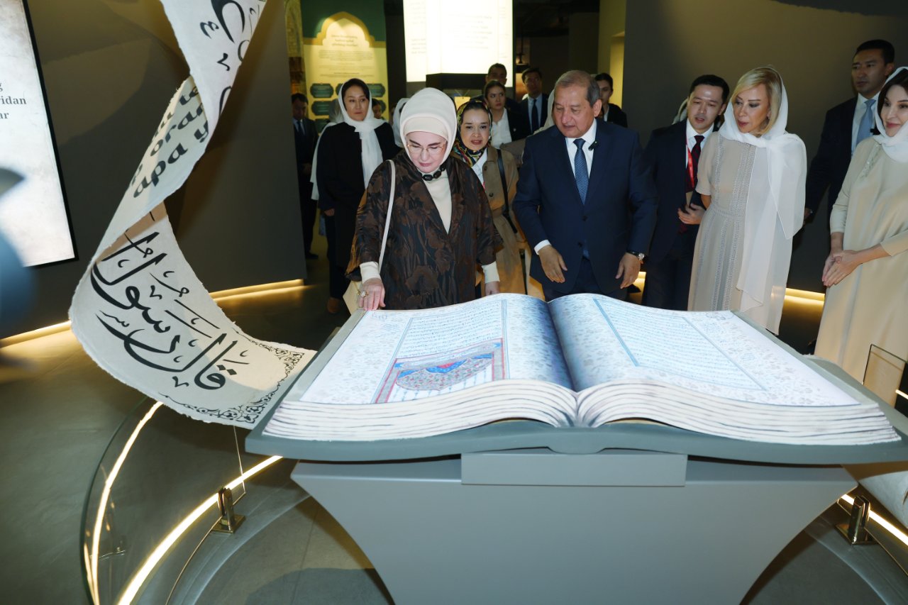 Emine Erdoğan yenilenen İmam Buhari Türbesini ziyaret etti