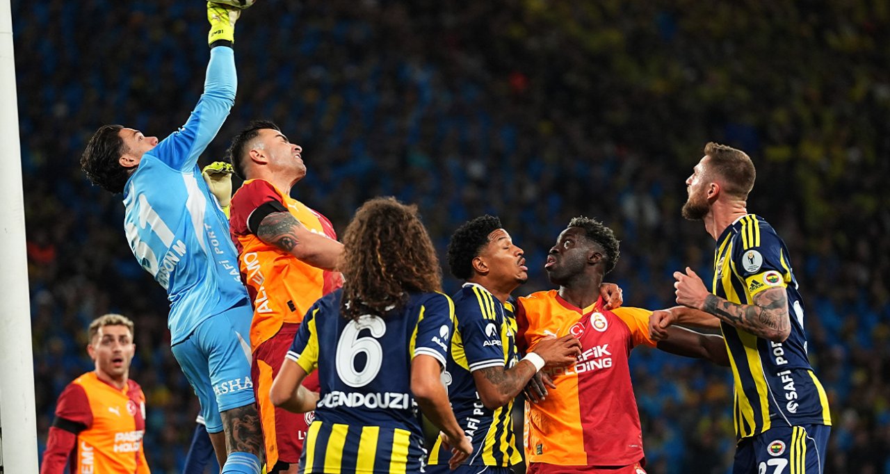 Galatasaray, 19 puanla lider; Fenerbahçe, 16 puanla 3'üncü sırada bulunuyor.