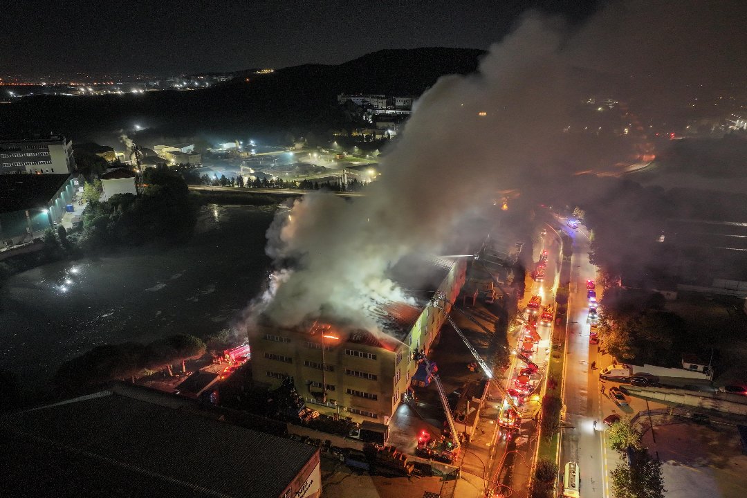 İstanbul'da ayakkabı fabrikasında korkutan yangın! Alevlere 8 noktadan müdahale ediliyor