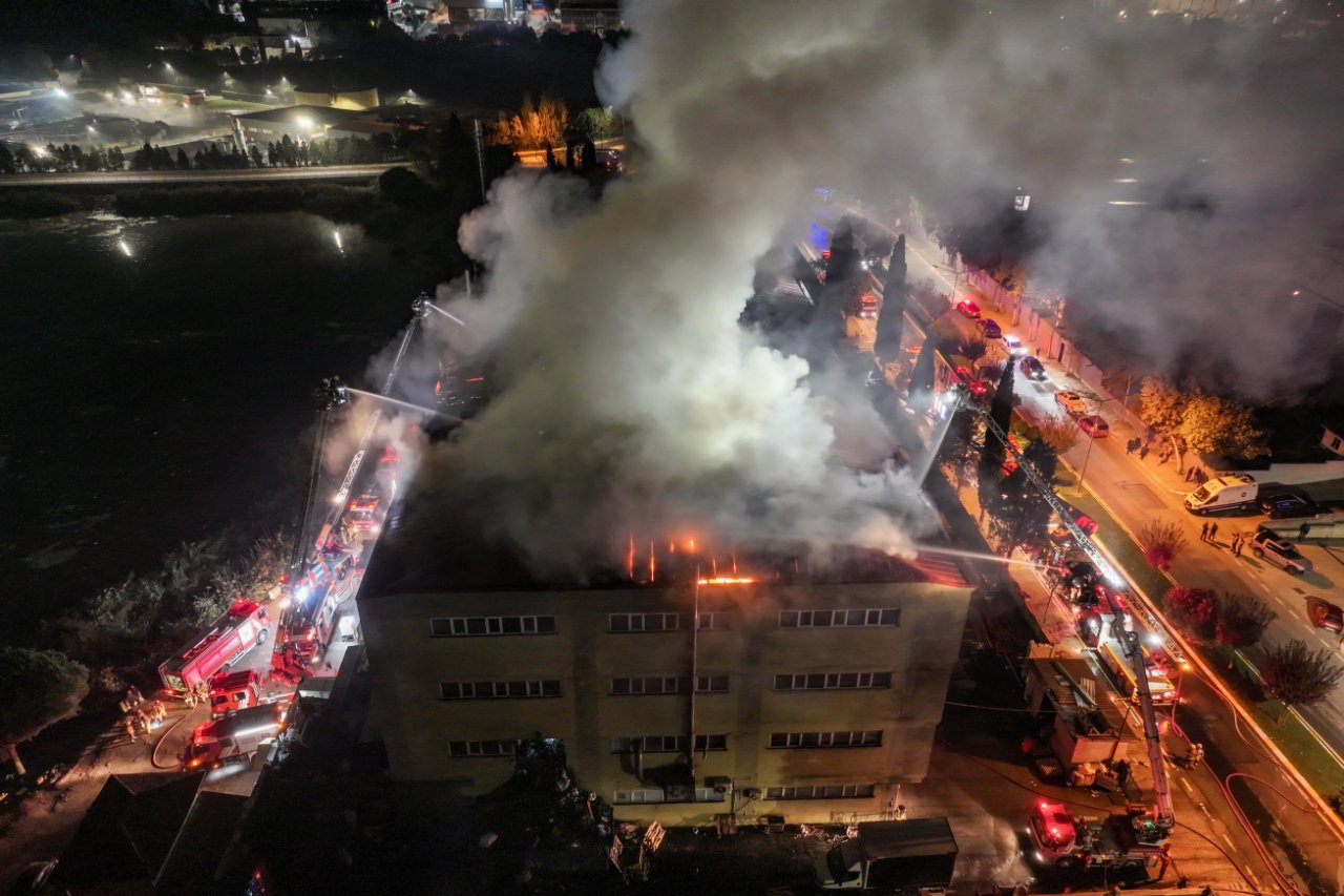 İstanbulda ayakkabı fabrikasında korkutan yangın! Alevlere 8 noktadan müdahale ediliyor