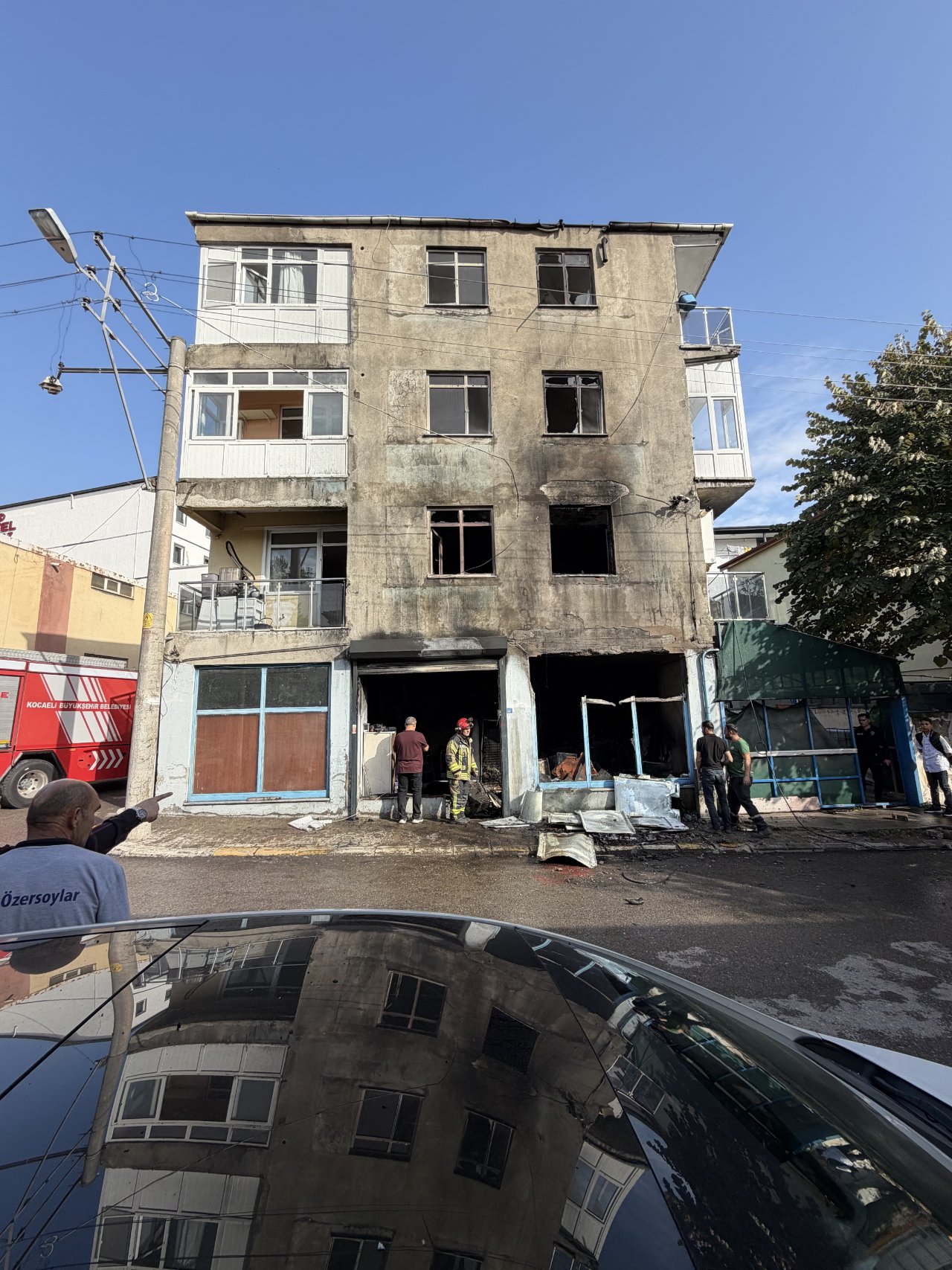 Kocaeli’de korku dolu anlar! Kaldırıma oturdu, gözyaşlarına boğuldu, alevlerin ortasından kendisini sokağa zor attı