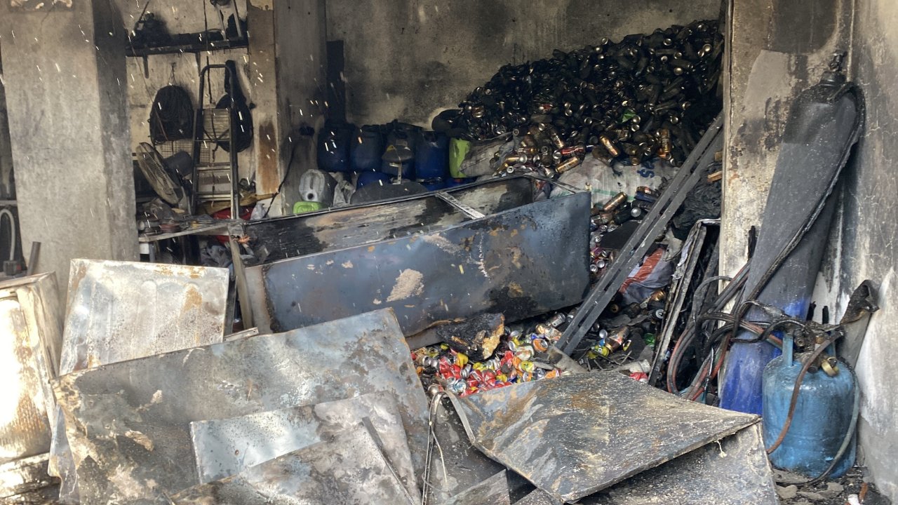 Kocaeli’de korku dolu anlar! Kaldırıma oturdu, gözyaşlarına boğuldu, alevlerin ortasından kendisini sokağa zor attı
