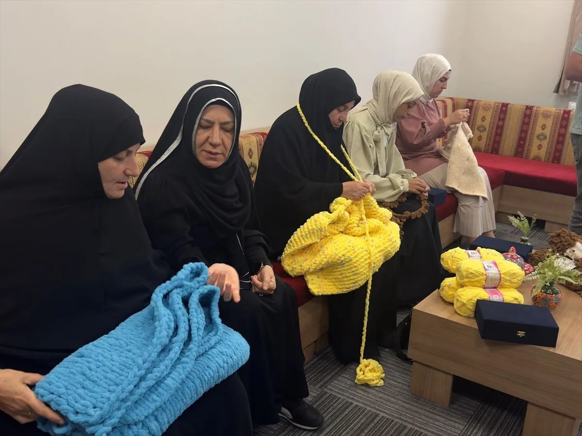Şehit annelerinin ve eşlerinin ördüğü battaniyeler devlet korumasındaki bebeklere sarıldı