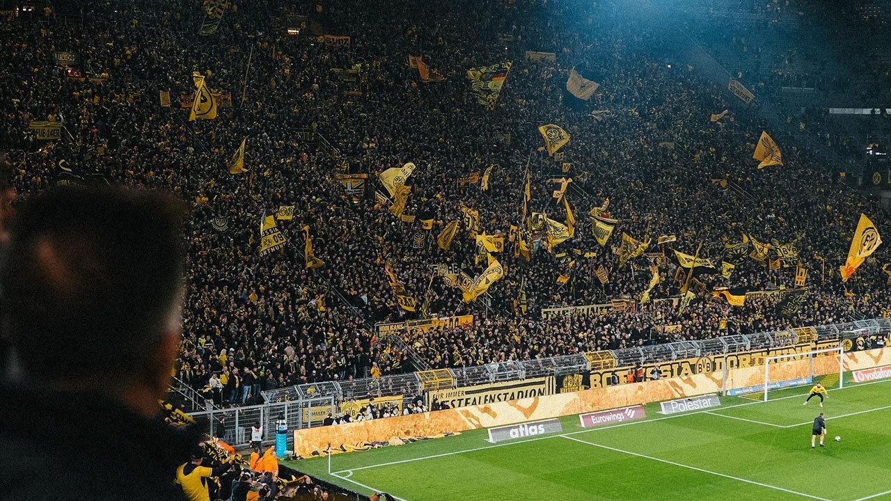 Tribünde yeni uygulama: Telefonunu kilitli tutana hediye