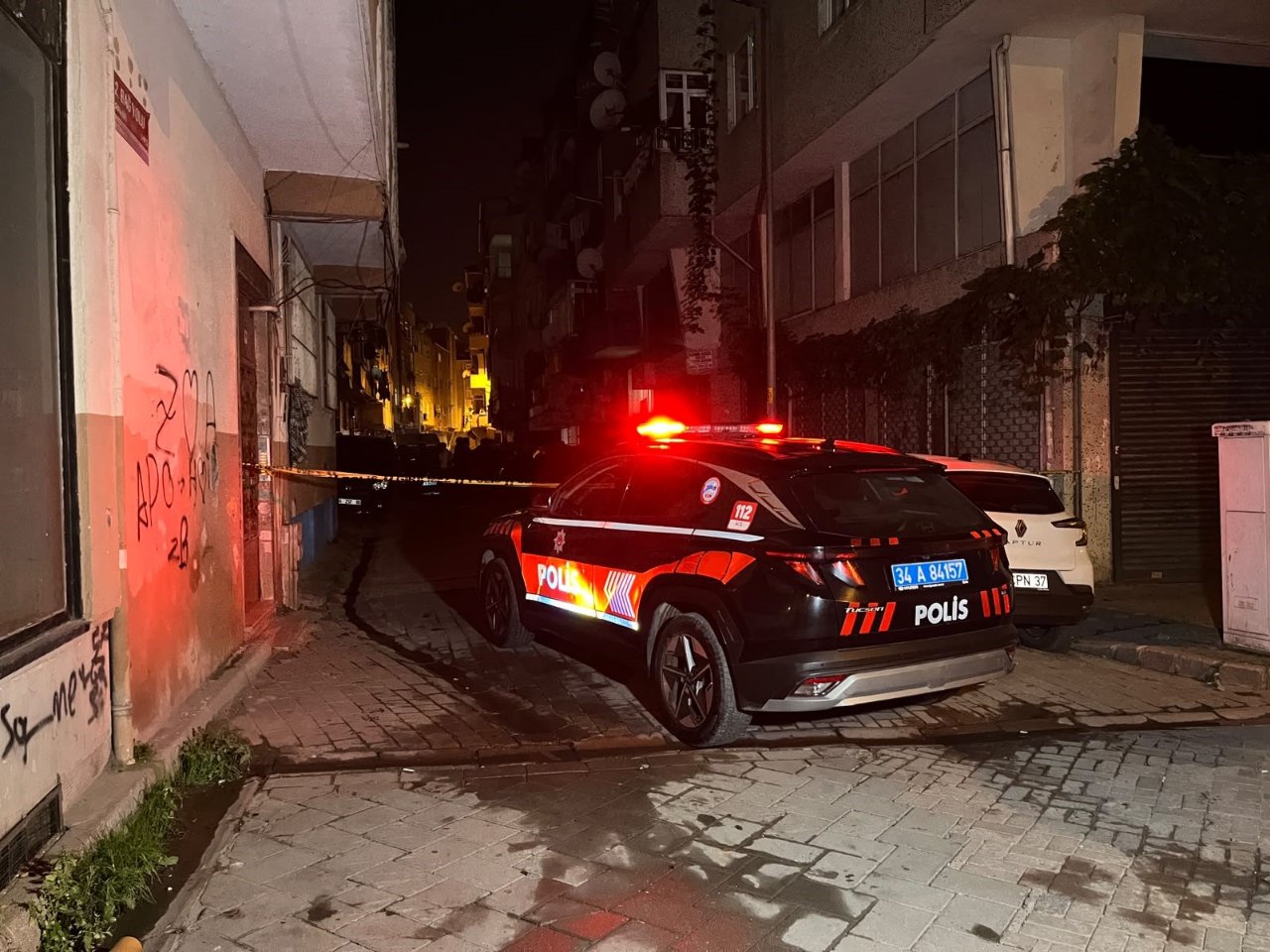 Zeytinburnunda polise silahlı saldırı! Ateş açan şüpheli vurularak etkisiz hale getirildi