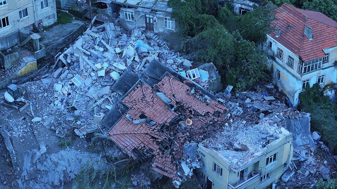 Zonguldak'ta 1 kişinin öldüğü faciada tehlike bitmedi! Sokaktaki binalar teker teker boşaltılıyor