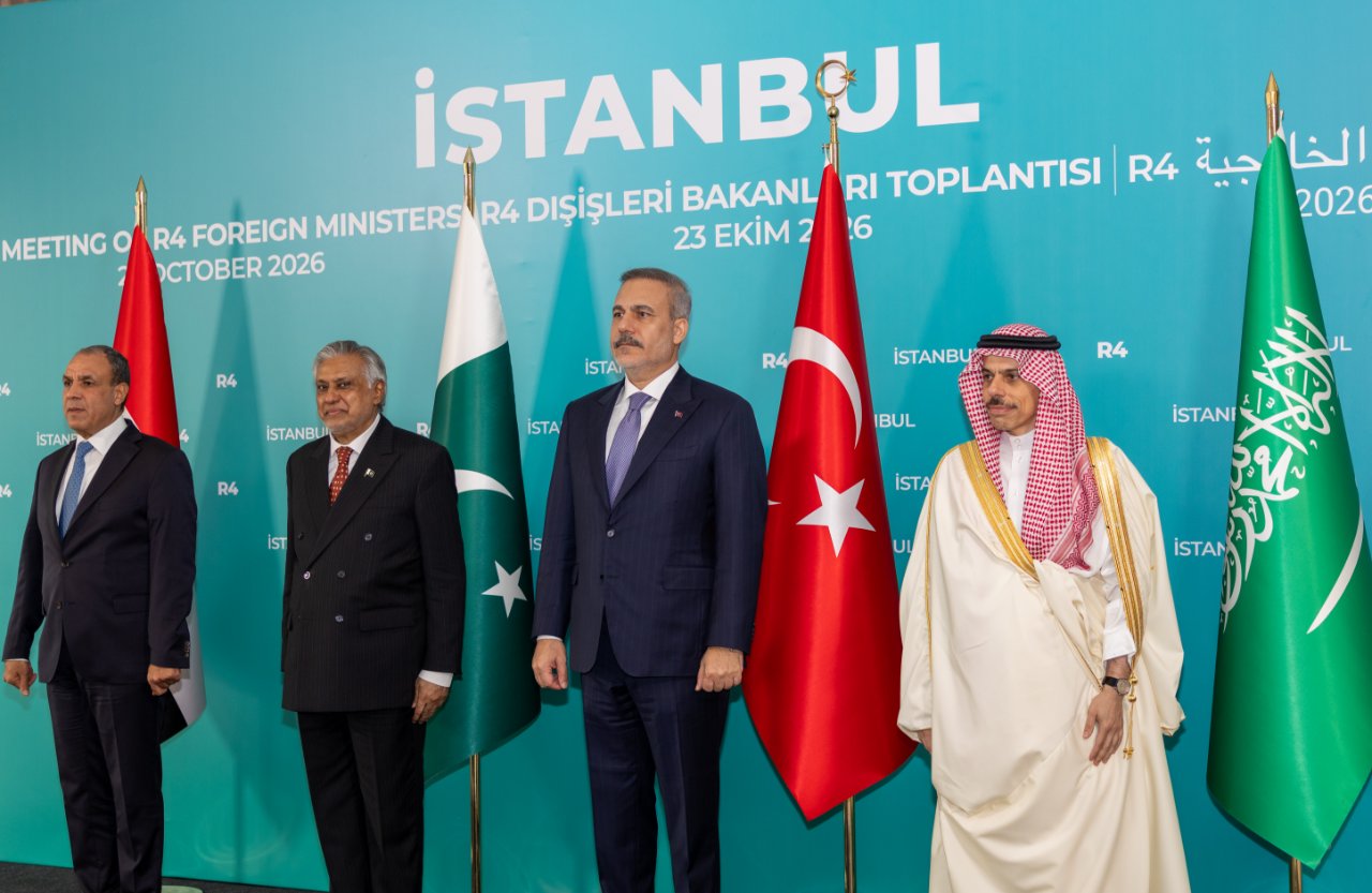 Dışişleri Bakanı Hakan Fidan, bugün İstanbul’da R4 Dışişleri Bakanları Toplantısı’na (Türkiye, Mısır, Pakistan, Suudi Arabistan) ev sahipliği yaptı. Toplantı öncesinde aile fotoğrafı çekildi.