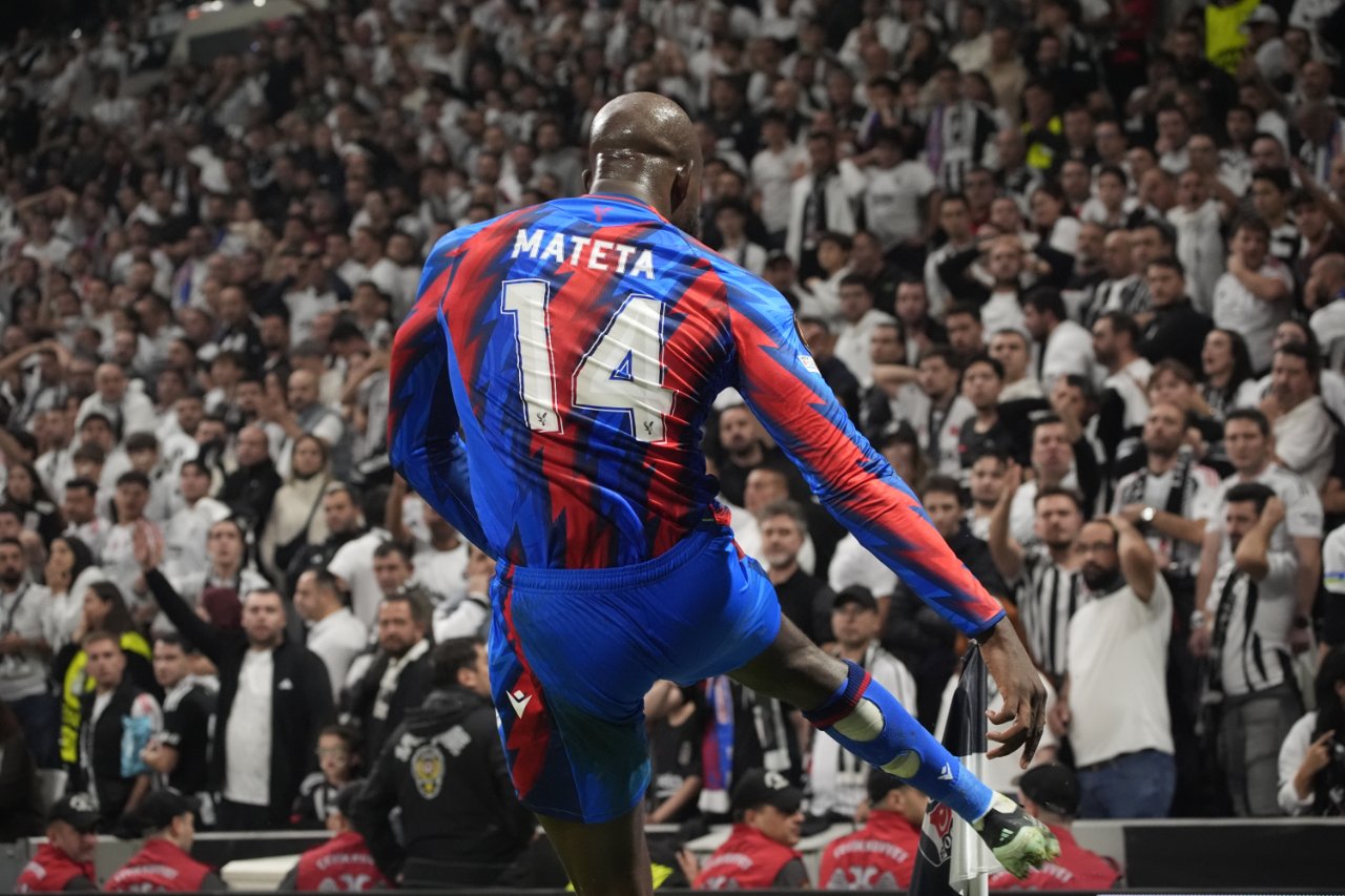 Fransız futbolcunun Beşiktaş bayrağının bulunduğu köşe direğine tekme attığı an